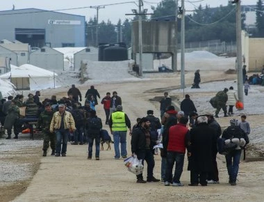 Η χώρα «βουλιάζει»: Στo κέντρο προσφύγων στα Διαβατά «παίζουν» πετροπόλεμο και μαχαιρώνονται (βίντεο-φωτό)